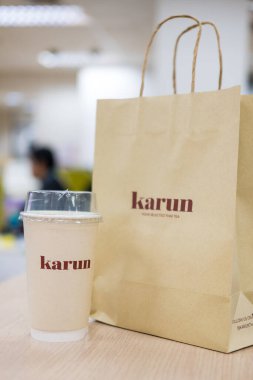 Bangkok, Tayland - 26 Kasım 2024: Karun 'un bir bardak buzlu Tayland çayı. Klasik bir Tayland çay dondurması Karun evi.