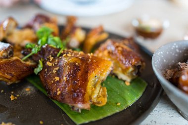 Tayland usulü ızgara tavuk. Kapat.