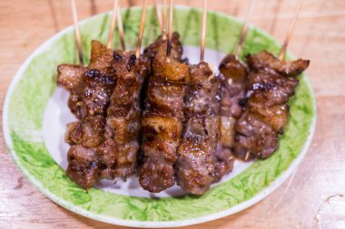 Izgara şiş eti kapatın.