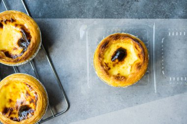 Bir kutuda Pastel de natas, tipik Portekizli fahişeler.