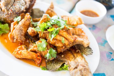 Üç aromalı kızarmış balık, acılı sarımsaklı kızarmış balık ve palmiye şekeri, baharatlı tatlı sos.