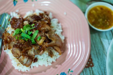Pirinçli ızgara kırmızı domuz eti, Tayland yemeği.