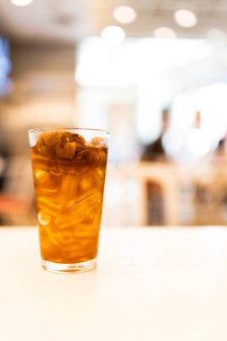 Longan meyvesiz buzla süslenmiş soğuk bir Longan suyu. Sıcak havada susuzluğunuzu gidermek için içecekler..