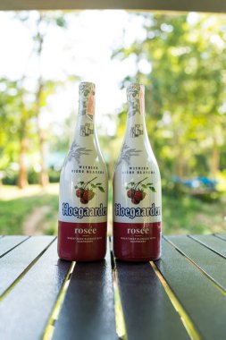 Bangkok, Tayland - 4 Kasım 2024: Kamp alanında masada iki güzel Belçika Hoegaarden birası duruyor. Hoegaarden, 650 ml.