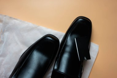 Bir çift zarif siyah deri ayakkabı.