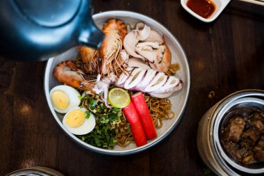 Bir sürü deniz ürünü ve haşlanmış yumurta ile hazır erişte, Thia tarzı yemek.