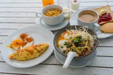 Otelde Avrupalı kahvaltısı. Haşlanmış pirinç ve yumurta. Kahvaltı kapının önündeki masada..