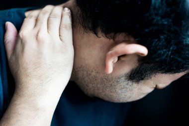 Boyun ağrısı çeken bir adam, sağlık sorunları konsepti. Boyun ağrısı ve gerilme..