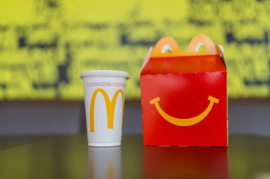 BANGKOK, THAILAND - 06 ARALIK 2024: McDonald Happy yemeği, kutuda ve içecekte gülümseme ile. McDonalds 'ın çocukları, mutlu yemek paketleri. Şirket dünyanın en büyük fast food restoranı.