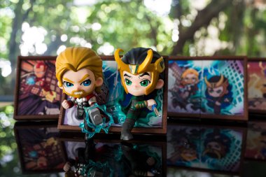 BANGKOK, THAILAND - 06 Aralık 2024: Thor ve Loki, Pop Mart mağazasından Frame Serisi Figürleri. Marvel x Pop Mart