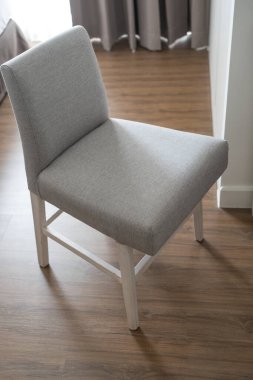 Dairede yumuşak, gri, rahat bir koltuk