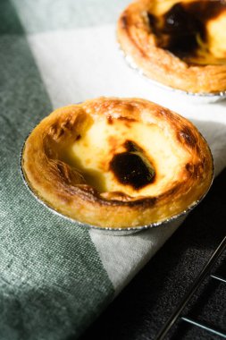 Lezzetli yumurtalı tartları yakın, kremalı tart.