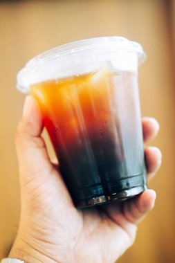 Buzlu soğuk kahve ya da buzlu kahve.