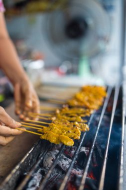Izgara domuz eti satay şiş kömür ızgara ocağı sokak gıda pazarı