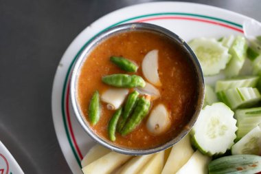 Baharatlı yengeç yumurtası acılı sos ve taze sebze. Bu menü sağlıklı..