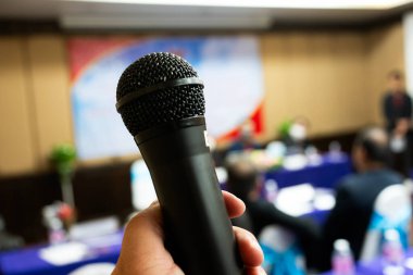 Konferans odası konsepti. Mikrofon bulanık katılan arkaplanda. İş toplantısı ve eğitim kavramı