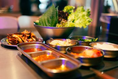 Lezzetli Kore banchan yan yemekleri dizisi zariftir.