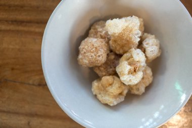 Pork caps meze olarak kasede. Bu Asya 'da çok popüler.