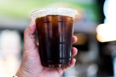 Buz gibi soğuk, nefis, sade kahve ve lihgt bokeh arkaplanlı buzlu kahve.