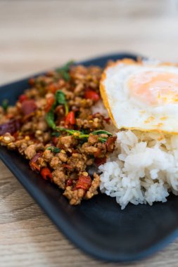 Pirinçle servis edilen domuz kıymalı fesleğen ve sahanda yumurta. Adı Pad Kaprao Moo Kai Dao.