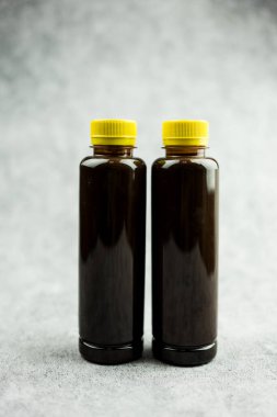 İki samur çikolatalı süt ya da şeffaf bir şişede sarı kapaklı kakao sütü. Sağlıklı çikolata ve oldukça popüler bir ev al.