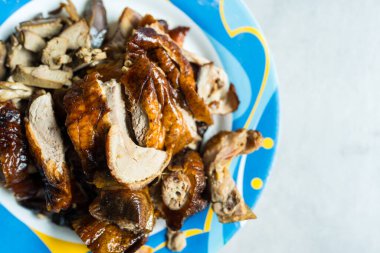 Dilimlenmiş baharatlı ve kızarmış ördek.