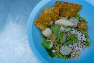 Yumurtalı erişte, kurutulmuş yumurtalı erişte, kıymalı domuz eti, balık köftesi ve bule kasesinde kızarmış hamur köftesi..