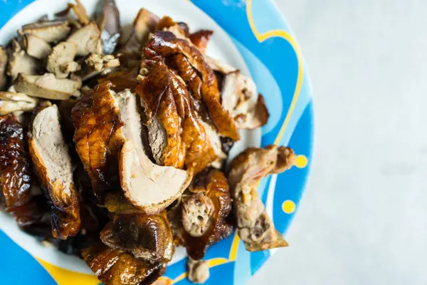 Dilimlenmiş baharatlı ve kızarmış ördek.