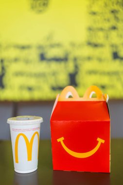 BANGKOK, THAILAND - 16 ARALIK 2024: McDonald Happy yemeği, kutuda gülümseme ve içecekle. McDonalds 'ın çocukları, mutlu yemek paketleri. Şirket dünyanın en büyük fast food restoranı.