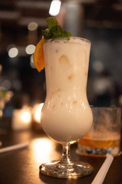 Barda kokteyl niyetine içilen bir bardak süt.