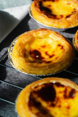 Yumurta turtaları genellikle Portekiz kremalı tartları olarak da bilinir.