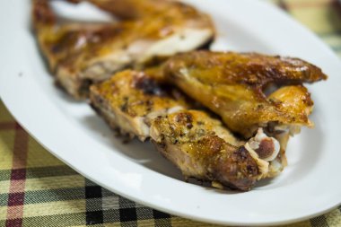 Tayland usulü ızgara tavuk pirzolası. Gai yang adında bir Taylandlı.