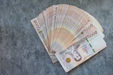 1,000 Tay baht 'lık banknot yığını. Üst görünüm