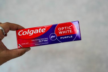 Samut Prakan, Tayland - 22 Aralık 2024: Colgate Diş macunu Paketi Beyaz Mor