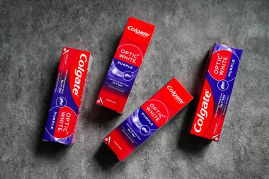 Samut Prakan, Tayland - 22 Aralık 2024: Colgate Diş macunu Paketi Beyaz Mor