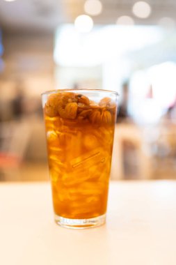 Longan meyvesiz buzla süslenmiş soğuk bir Longan suyu. Sıcak havada susuzluğunuzu gidermek için içecekler..