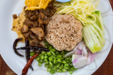 Tayland mutfağı. Karışık pilav ve karides ezmesi sosu. Üst görünüm