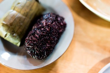 Restoranlarda servis edilen siyah pilav.