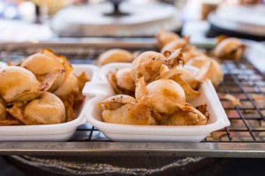 Hindistan cevizli pirinç krepi. Tayland usulü tatlı. Kanom Krok köpük kutusunda.