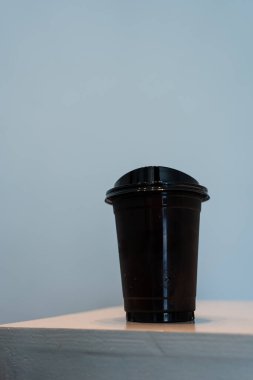 Sade kahve, buzlu kahve, plastik cam, ahşap masa..