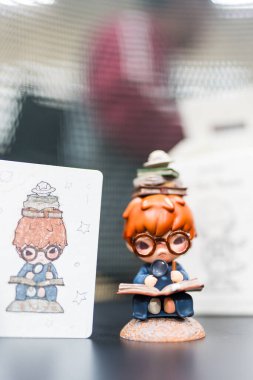 Bangkok, Tayland - 25 Aralık 2024: Hirono Le Petit Prince Serisi Figürleri, Coğrafyacı. Mini figür POPMART