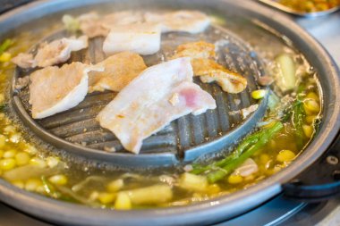 Tayland barbekü büfesi sıcak tavada domuz eti, Moo Ka Ta, Tayland halkı arasında popüler bir yemektir..