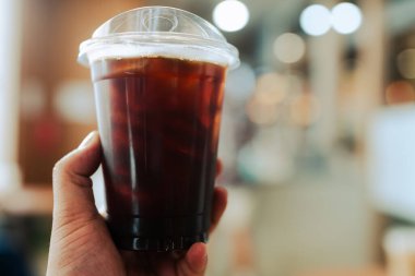 Plastik bardakta buzlu, buzlu kahve 16ons. Elde.