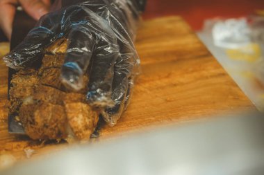 Şef kıtır kıtır domuz eti dilimledi. Sokak yemekleri ve ev yemekleri için mükemmel..