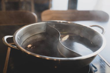 Bol buharlı iki çeşit sıcak ot çorbasının karışımı.