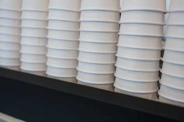 Kahve makinesinin üstündeki beyaz bardaklar.