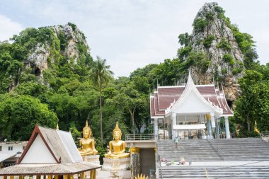 Tayland 'ın başkenti Saraburi' deki Wat Tham Krabok Manastırı veya Thamkrabok Tapınağı 'na seyahat eden Tayland halkı ve yabancı gezginler için Buda heykeli kutsal dualarla kutsanmıştır.