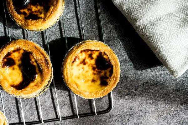 Lezzetli yumurtalı tart, ızgaraya, lezzetli fırına, tatlı yemeklerine ve kahvaltı için muhallebi bazlı malzemelere konulan mükemmel tatlı türüdür..