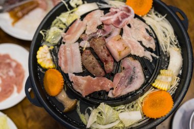 Moo Grata, Tayland usulü Tayland barbeküsü veya Kore barbeküsü. Sıcak tavada domuz eti, et ya da deniz ürünleri ızgara ile yapılan Asya 'da popüler bir yemektir. Bu da sebze çorbasını tavaya da koyar..