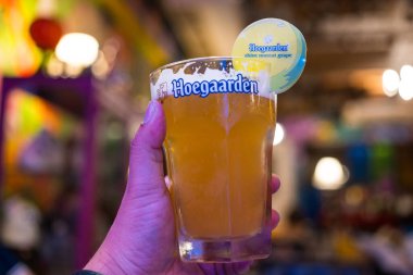 Bangkok, Tayland - 30 Aralık 2024: Hoegaarden Shine Muscat Grape Belçika birası